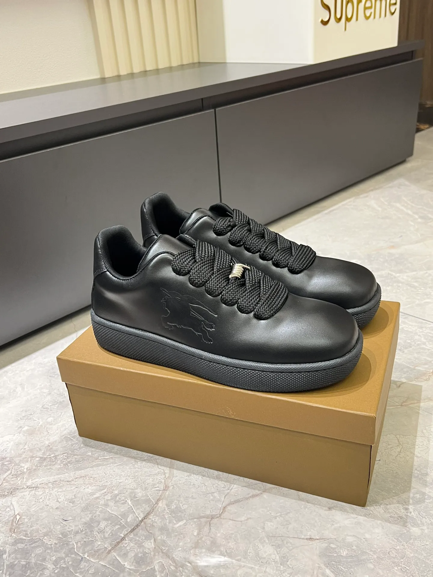 Men's shoes 💰p400 "Burberr*" new thick-soled men's casual sports shoes, cool sneakers and bread shoes, originally purchased and developed, the top version of the Box series sports shoes, made of smooth calfskin fabric, embellished with embossed Equestrian Knight logo (EKD). Made of mesh lining, the laces are decorated with metal coils, the rubber soles are decorated with the Burberry letter logo, and the original molded 3.5CM two-color T men's shoes 💰pU outsole! Male 38-44 (45 customized)